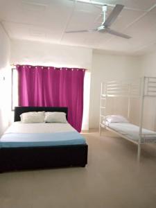 Rúm í herbergi á Impeccable 2-Bed Apartment in Kumasi Ashanti
