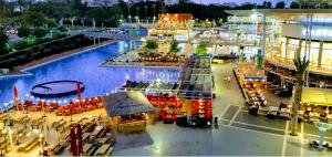 Blick auf ein Resort mit einem großen Pool in der Unterkunft New! Luxus Holon for 11 people (5min from TLV) in Cholon