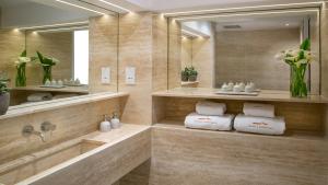 a bathroom with a large mirror and a sink at Casale Panayiotis in Kalopanayiotis