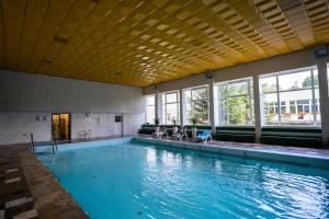 una grande piscina con un grande soffitto di Centrum Promocji Zdrowia Sanvit a Iwonicz-Zdrój