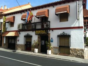 hotel po stronie ulicy w obiekcie Hostal Paracuellos w mieście Paracuellos de Jarama