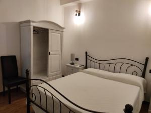 A bed or beds in a room at Casa Janas Affittacamere Bed & Breakfast