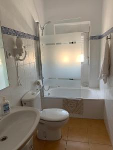 Kúpeľňa v ubytovaní Casa Rural San Francisco II + 32 fotografií