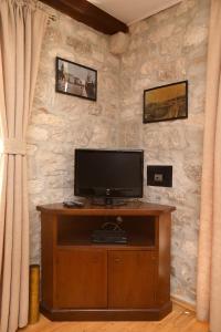 TV a/nebo společenská místnost v ubytování Villa Carrara