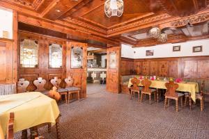 a dining room with wooden walls and tables and chairs at Appartement Sophia in Sankt Martin