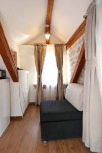 Kleines Zimmer mit einem Bett und einem Fenster in der Unterkunft Villa Carrara in Trogir