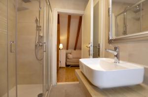ein Bad mit einem Waschbecken und einer Dusche in der Unterkunft Villa Carrara in Trogir
