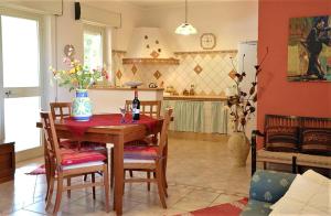 a kitchen and dining room with a table and chairs at Villa Sophia in Chiesa Nuova