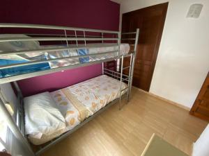 フエンヒロラにあるApartamento Fuengirola en segunda línea de playaの二段ベッド2組が備わる客室です。