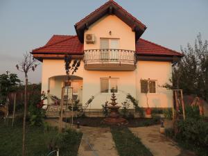 uma casa branca com uma varanda em cima em Blue Sky House em Balotesti