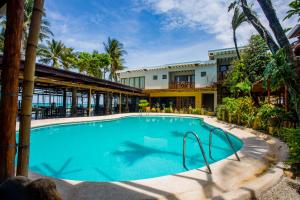 una gran piscina frente a un edificio en Red Coconut Beach Hotel Boracay en Boracay