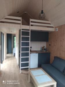 MielnoにあるKrokodylの二段ベッドとキッチンが備わる客室です。