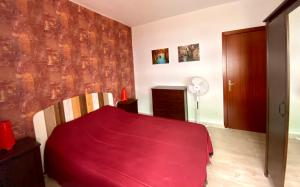 Posteľ alebo postele v izbe v ubytovaní Town House with Patio in Quiet Residential Area 10 Min from Beach