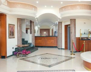 La salle de bains est pourvue d'une baignoire et d'un lavabo. dans l'établissement Hotel - Motel Flower, à Gropello Cairoli
