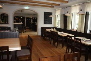 a dining room with tables and chairs in a restaurant at Alte Brauerei Mertingen in Mertingen