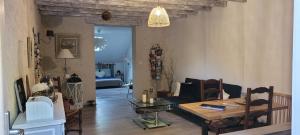 ein Wohnzimmer mit einem Tisch und einem Sofa in der Unterkunft La CASITA in Bléré