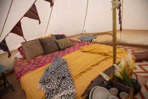 Una habitación con cama en una tienda en Hunstanton Glamping, en Heacham