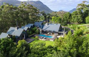vista aerea di una casa con piscina di Future Found Sanctuary in Hout Bay by NEWMARK a Città del Capo