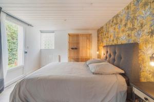 Llit o llits en una habitació de Résidence confortable au calme quartier St Marceau