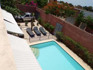 賽萊波澈塔的住宿－Keur Lily，享有带躺椅的游泳池的顶部景致