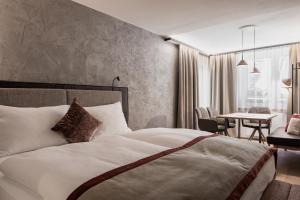 een hotelkamer met een bed en een eetkamer bij Hotel Salzburg in Saalbach Hinterglemm
