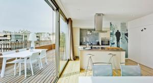 a kitchen and dining room with a balcony at Apartamentos Alfonso X in Alicante