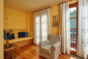 Puerto的住宿－Maisonette Tazacorte，客房设有床、椅子和窗户。