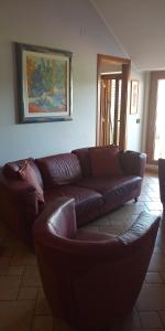 un sofá de cuero marrón en la sala de estar en La Casetta sul Camposcuola, en Teramo