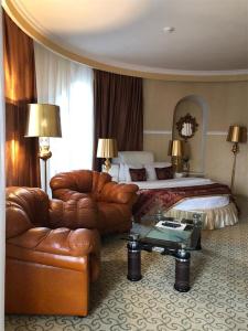 KartmazovoにあるDouble Tea Vnukovoのベッド、ソファ、テーブルが備わるホテルルームです。