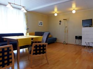 ein Wohnzimmer mit einem Tisch und einem Sofa in der Unterkunft Apartment Appartmenthaus Skyline 309 by Interhome in St. Moritz