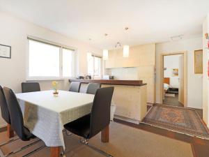 uma cozinha e sala de jantar com mesa e cadeiras em Apartment Roc by Interhome em Zermatt