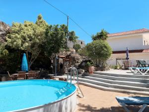 una piscina in un cortile con una casa di Apartment Las Cuevecitas - CND110 by Interhome a Icoro