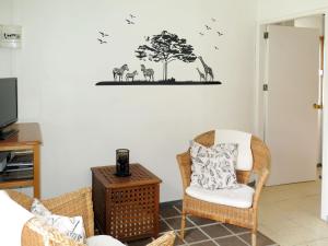 soggiorno con sedia e decalcomania giraffa sul muro di Apartment Las Cuevecitas - CND110 by Interhome a Icoro