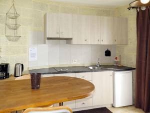 IcoroにあるHoliday Home Cuevecitas - CND114 by Interhomeの白いキャビネットと木製テーブル付きのキッチン
