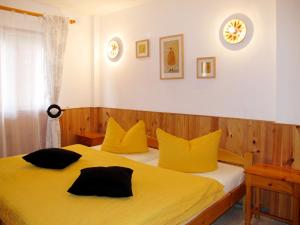IcoroにあるApartment Cuevecitas - CND112 by Interhomeのベッドルーム1室(黄色いベッド1台、黄色い枕付)