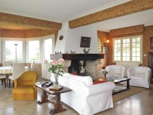 Elle comprend un salon doté d'un mobilier blanc et d'une cheminée. dans l'établissement Holiday Home La Rotonde by Interhome, à Port-Blanc