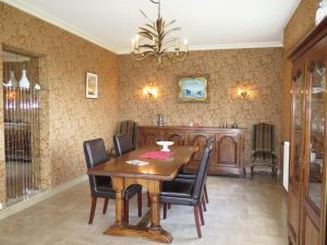 une salle à manger avec une table et des chaises en bois dans l'établissement Holiday Home La Rotonde by Interhome, à Port-Blanc 23 autres photos