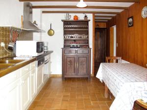 Una cocina con un fregadero y una mesa en una habitación. en Holiday Home Les Sapins by Interhome, en Morgat