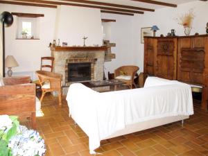 Una sala de estar con un sofá blanco y una chimenea. en Holiday Home Les Sapins by Interhome, en Morgat
