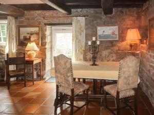 - une salle à manger avec une table et deux chaises dans l'établissement Holiday Home Le Manoir by Interhome, à Pont-lʼAbbé