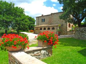 a house with two pots of flowers on a wall at Apartment San Lorenzo-2 by Interhome in La Cava