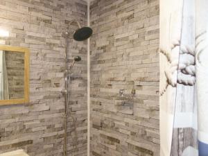 Koupelna v ubytování Apartment Hauts De Chaviere A13 by Interhome