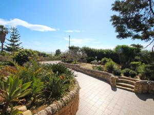 un jardín con un camino de piedra y plantas en Villa La Punta by Interhome, en Marina di Modica