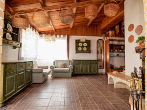sala de estar con armarios verdes y mesa en Villa La Punta by Interhome, en Marina di Modica