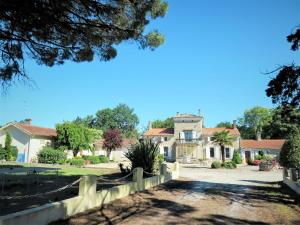 una casa con una valla delante de ella en Holiday Home Pontac-Gadet 1 - JDL100 by Interhome, en Jau-Dignac-et-Loirac