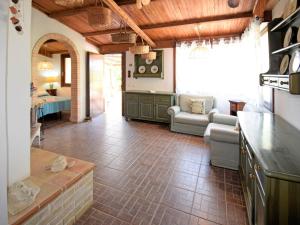 Una cocina y una sala de estar con un sofá y una mesa. en Villa La Punta by Interhome, en Marina di Modica