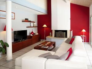 アンデルノ・レ・バンにあるHoliday Home Villa Katy - ADS165 by Interhomeのリビングルーム(白いソファ、暖炉付)