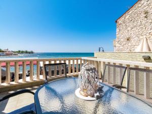 einen Tisch auf einem Balkon mit Meerblick in der Unterkunft Apartment Antonella & Napoletano-1 by Interhome in Umag