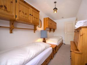 ズルレイにあるリナリアのベッド2台 木製キャビネット付きの部屋