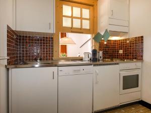 Köök või kööginurk majutusasutuses Apartment Chesa Linaria by Interhome